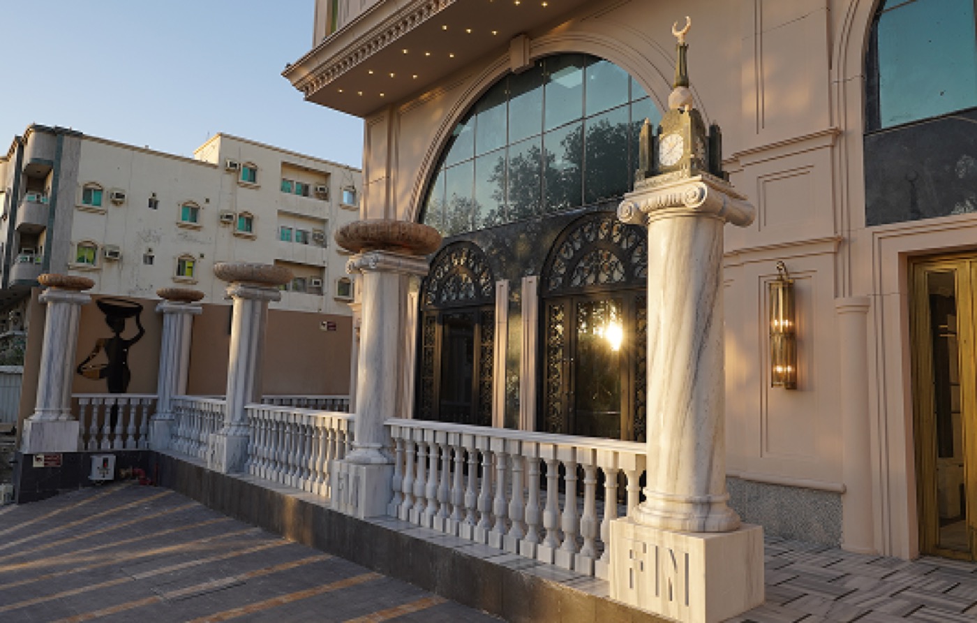 مدخل المبنى وأعمدة الواجهة