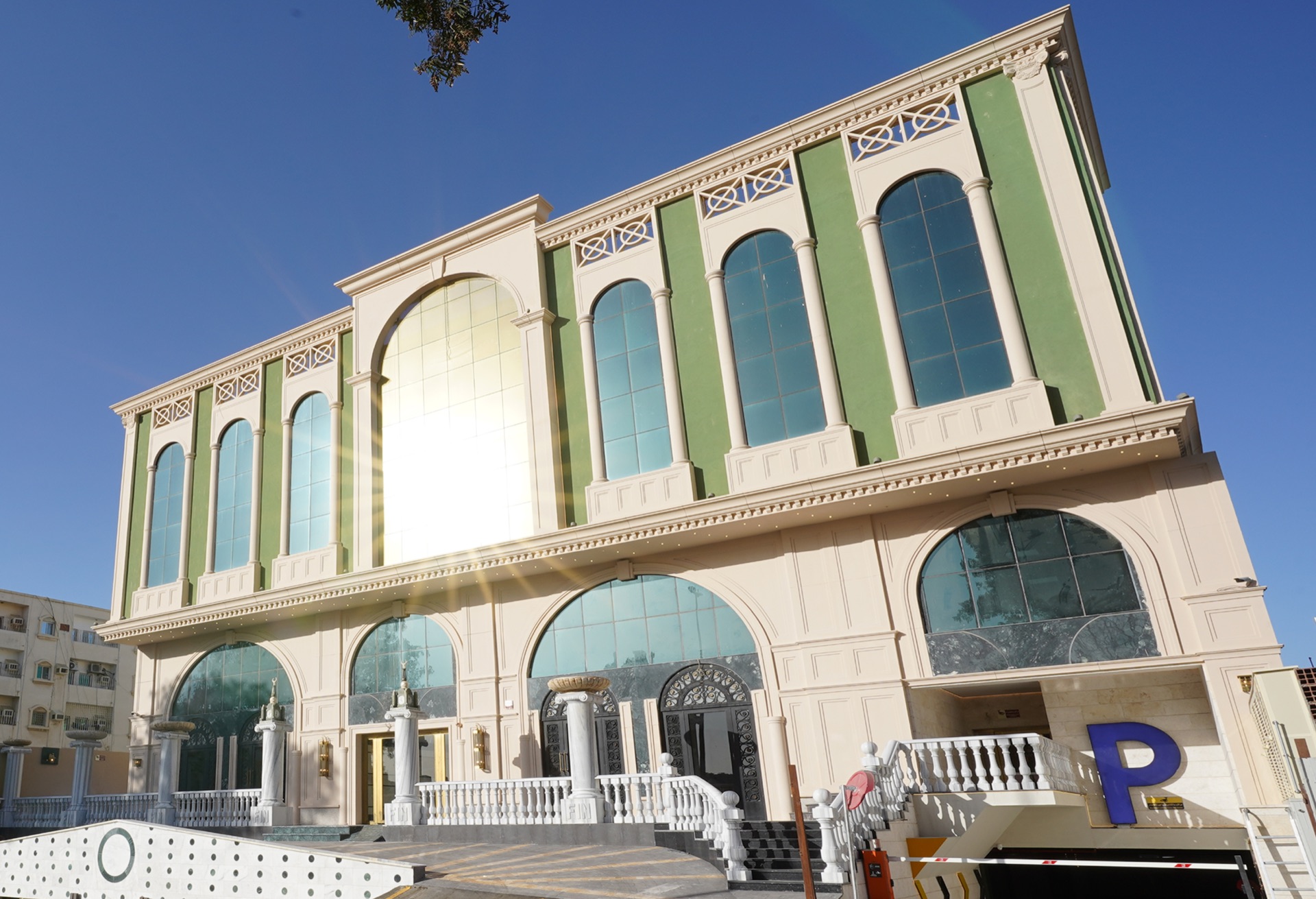 مركز القاعة الإداري من الخارج